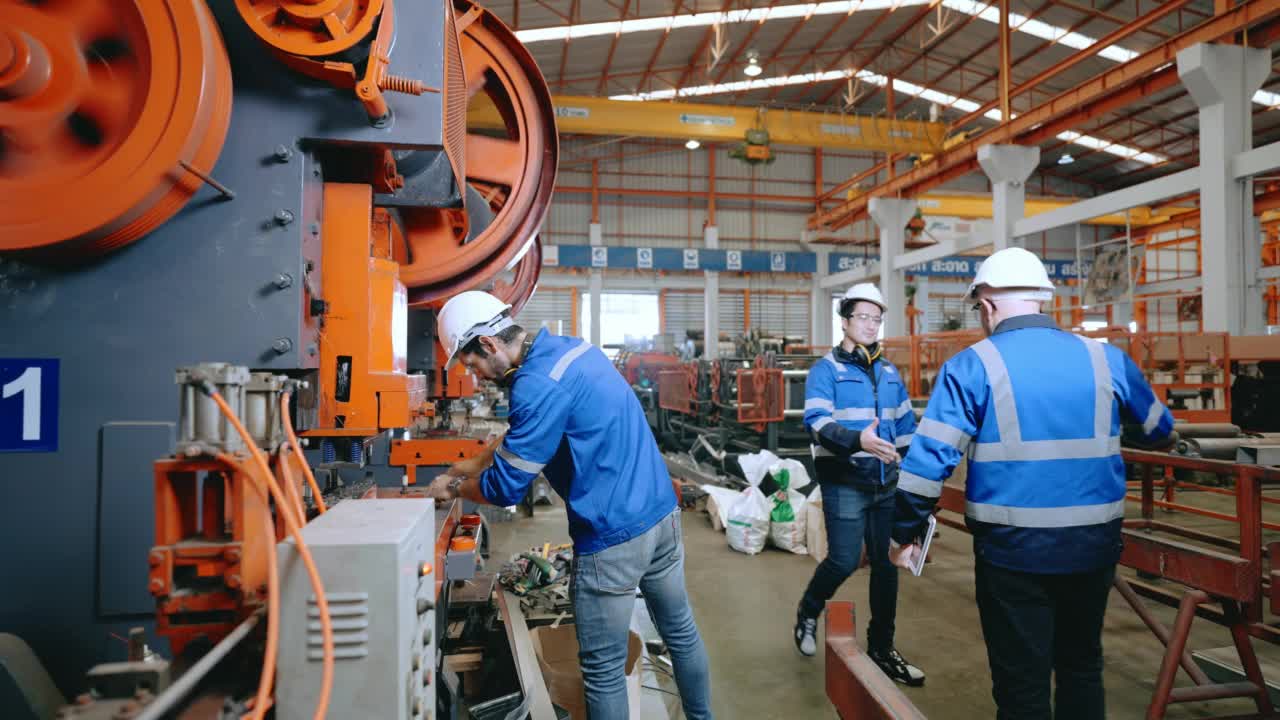 男性工程师在重工业制造工厂工作。视频素材