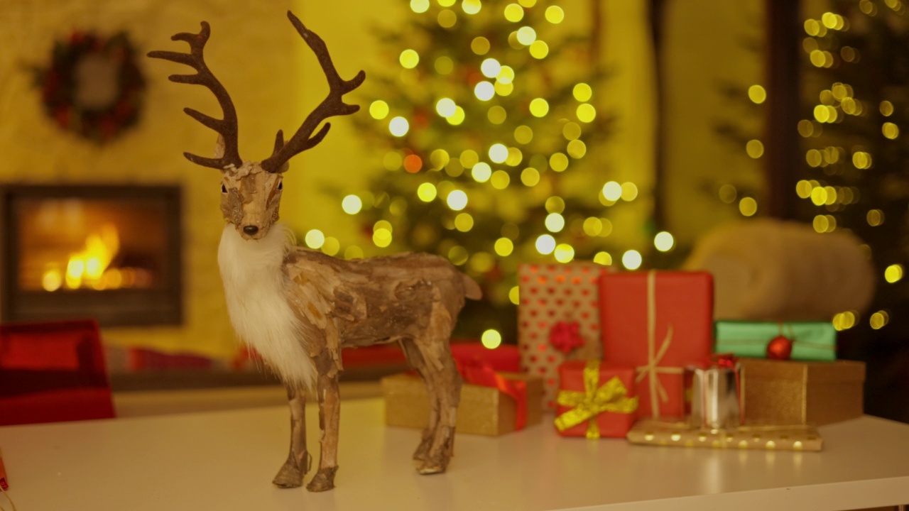 驯鹿小雕像和圣诞礼物在客厅，里士满，伦敦，英国视频素材
