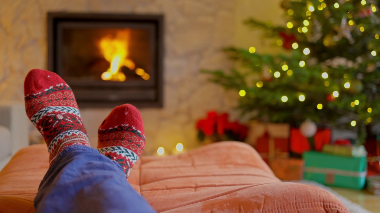 背景是圣诞树和壁炉的脚凳，里士满，伦敦，英国视频素材