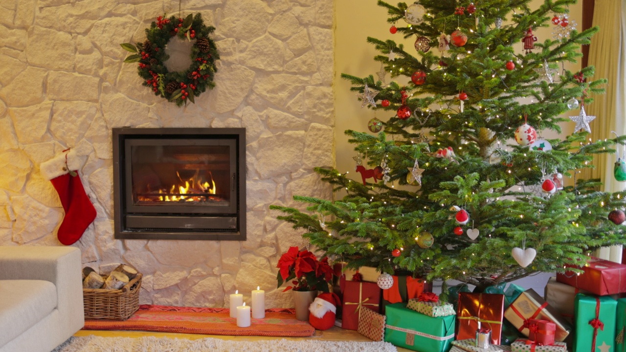 圣诞树和礼物在客厅，里士满，伦敦，英国视频素材