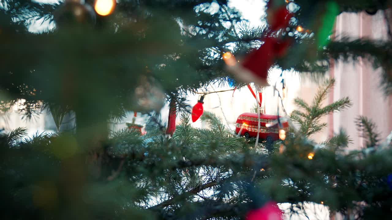 用球和灯装饰的发光的圣诞树视频素材