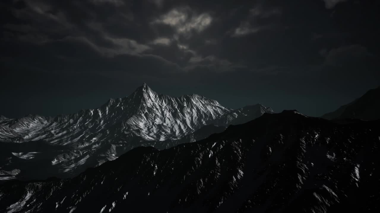 山在傍晚多云的天空视频下载
