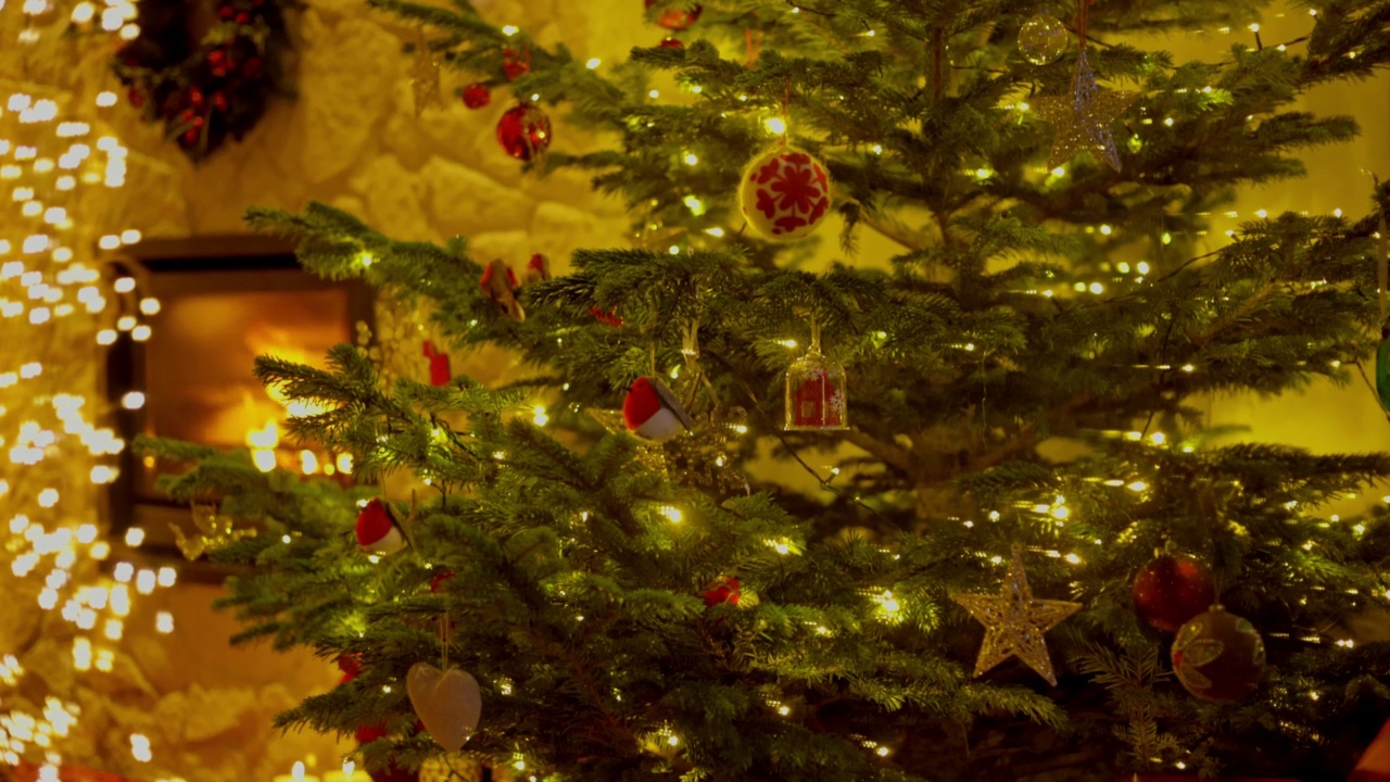 圣诞树礼物在客厅，里士满，伦敦，英国视频素材