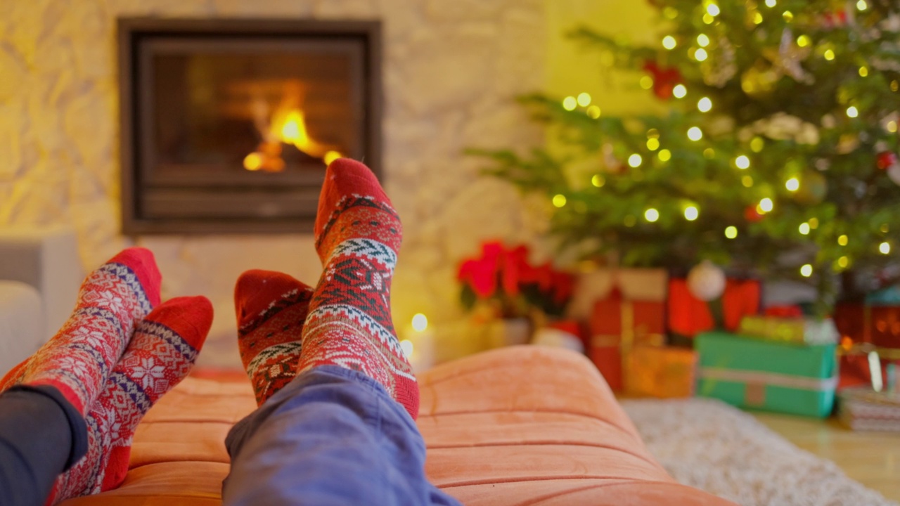 背景是圣诞树和壁炉的脚凳，里士满，伦敦，英国视频素材