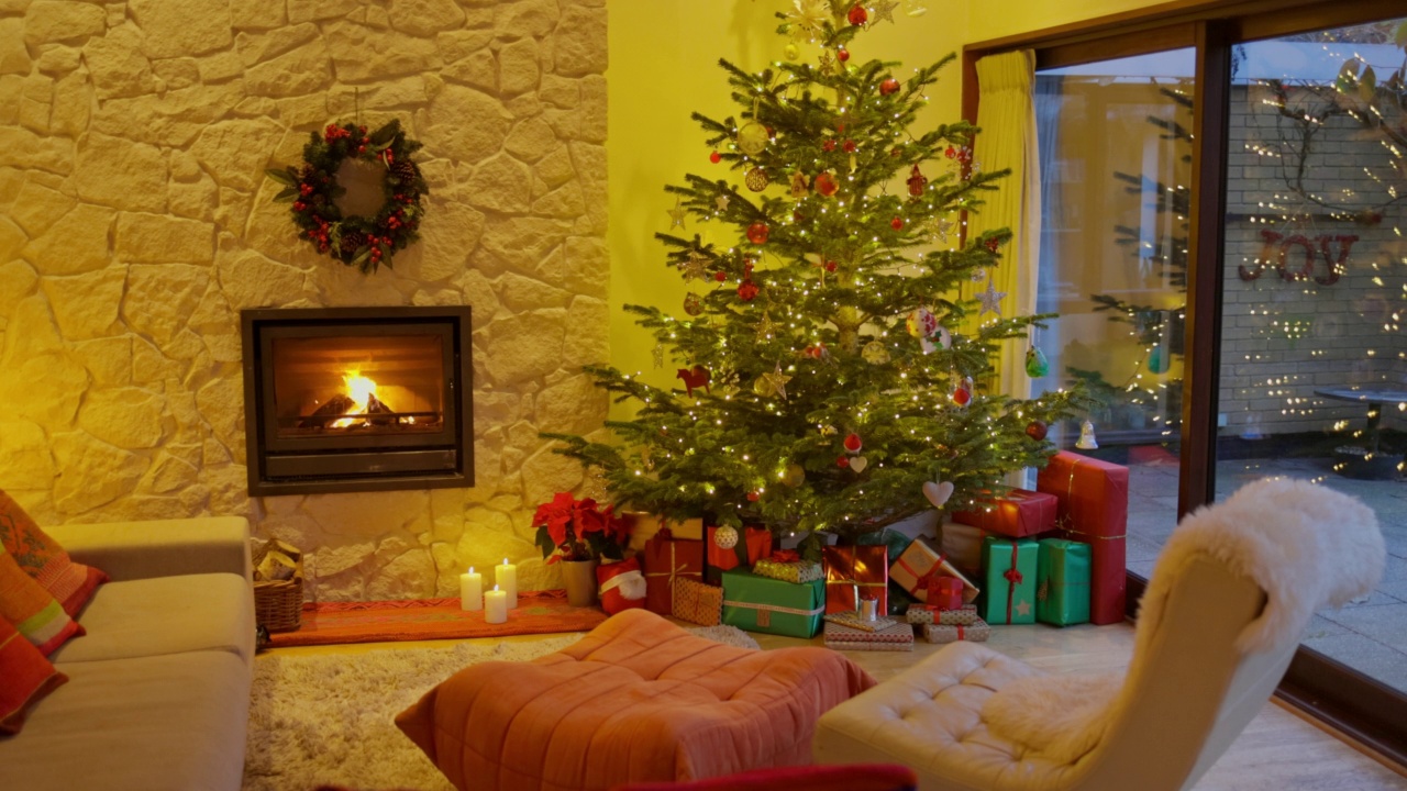 圣诞树和壁炉客厅，里士满，伦敦，英国视频素材
