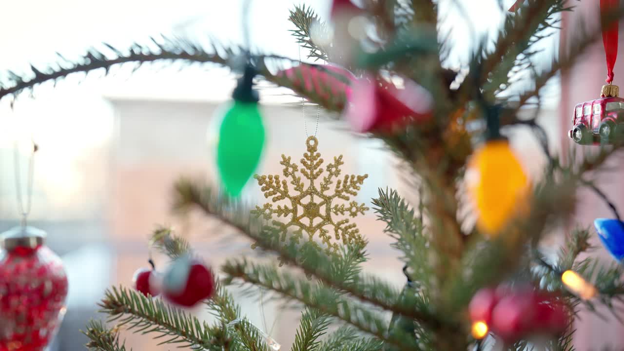 用小玩意和彩灯装饰的发光的圣诞树视频素材