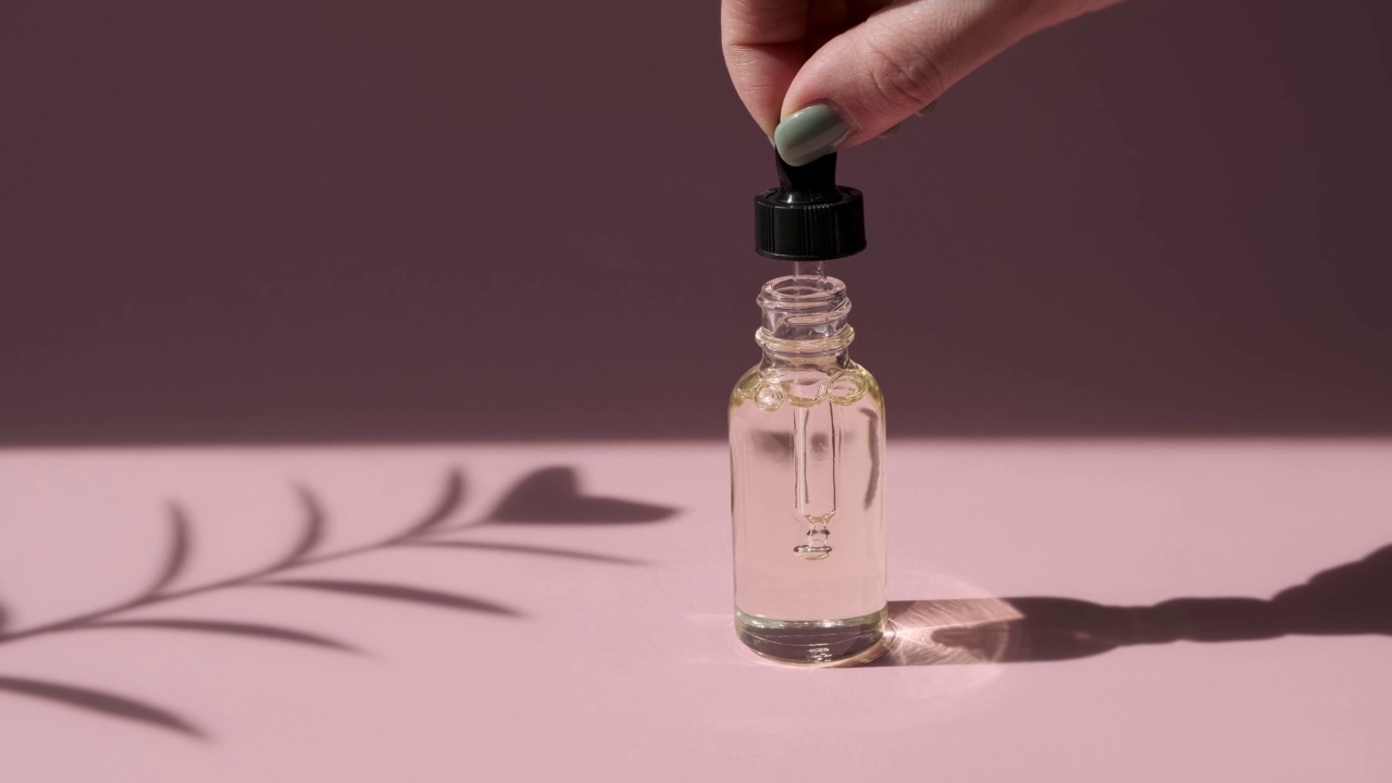 美容保湿精华油滴玻璃瓶。保湿精华液，为面部肌肤提供维他命视频素材