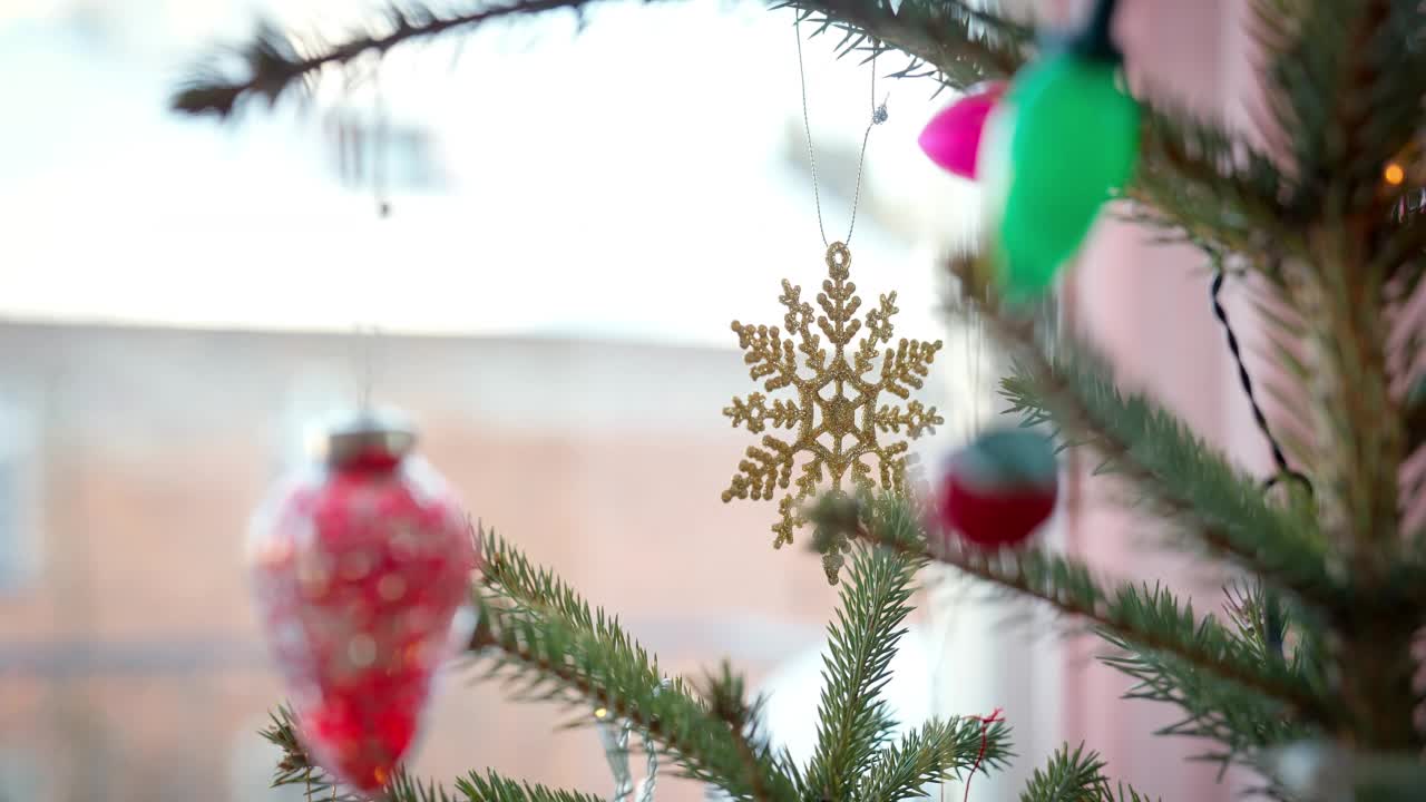 用小玩意和彩灯装饰的发光的圣诞树视频素材