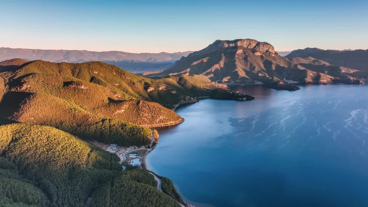 泸沽湖上奇特的岛屿和山峰视频下载