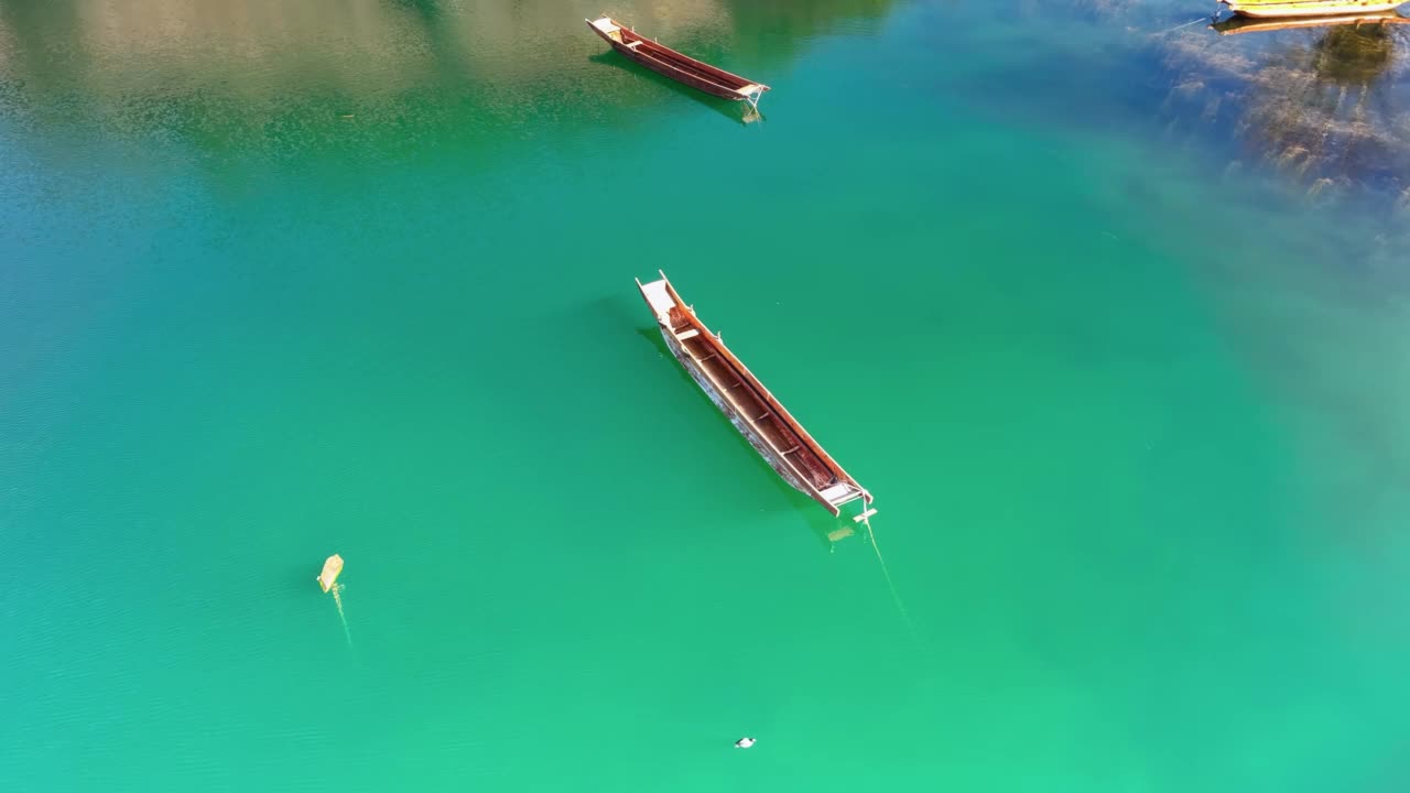 独木舟漂浮在清澈的泸沽湖上视频下载