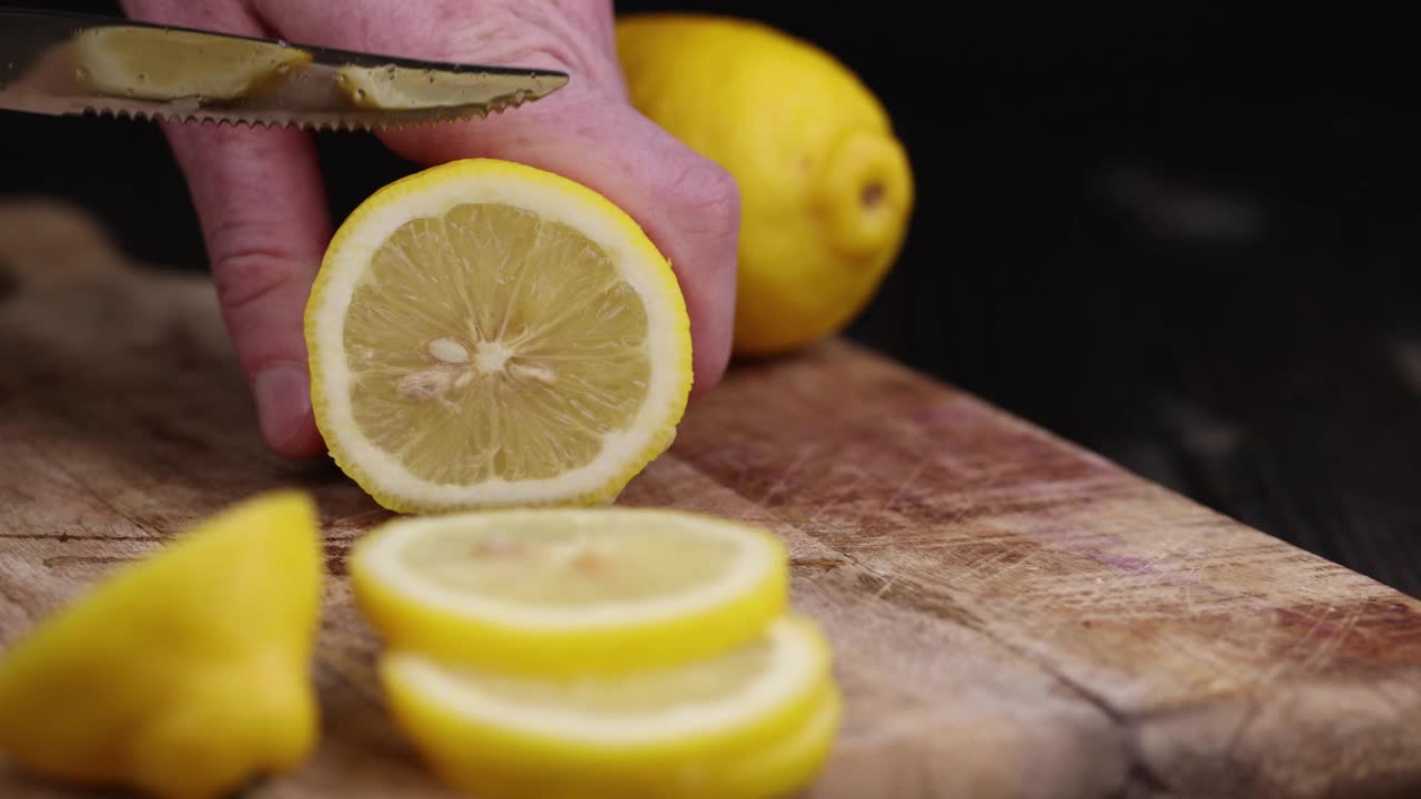 烹饪时将柠檬切成小块视频下载