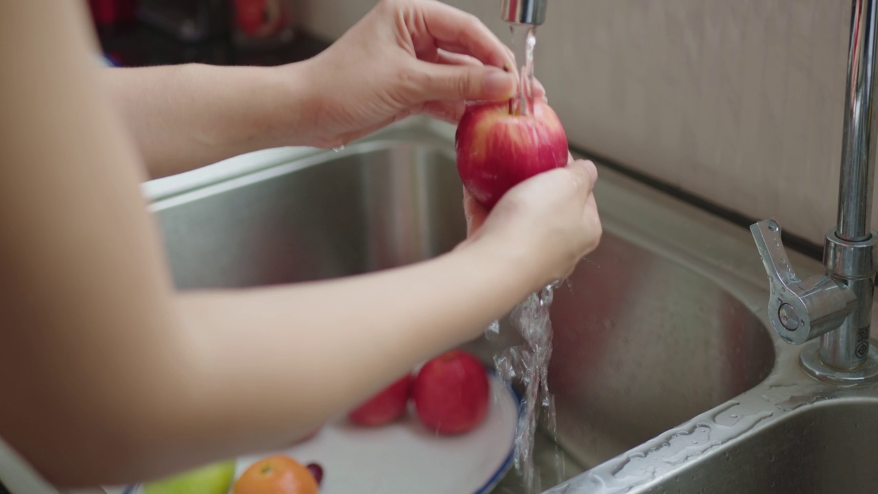 亚洲妇女洗水果视频素材