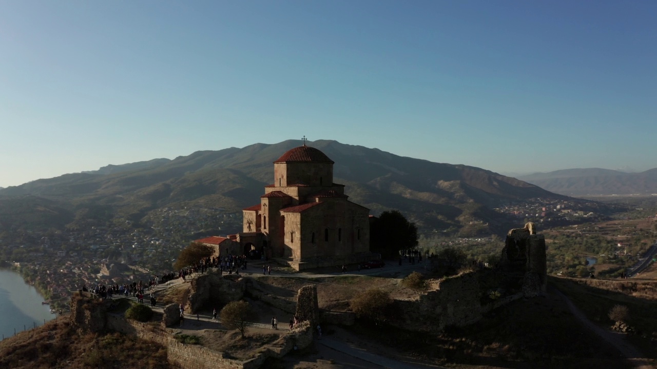 mskheta市山顶Jvari修道院的鸟瞰图视频下载
