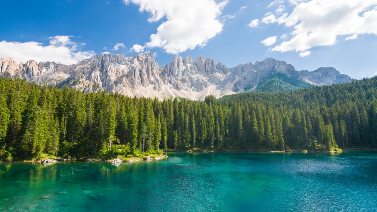 在Dolomites的Lago di Carezza - Karersee的观点，意大利视频下载
