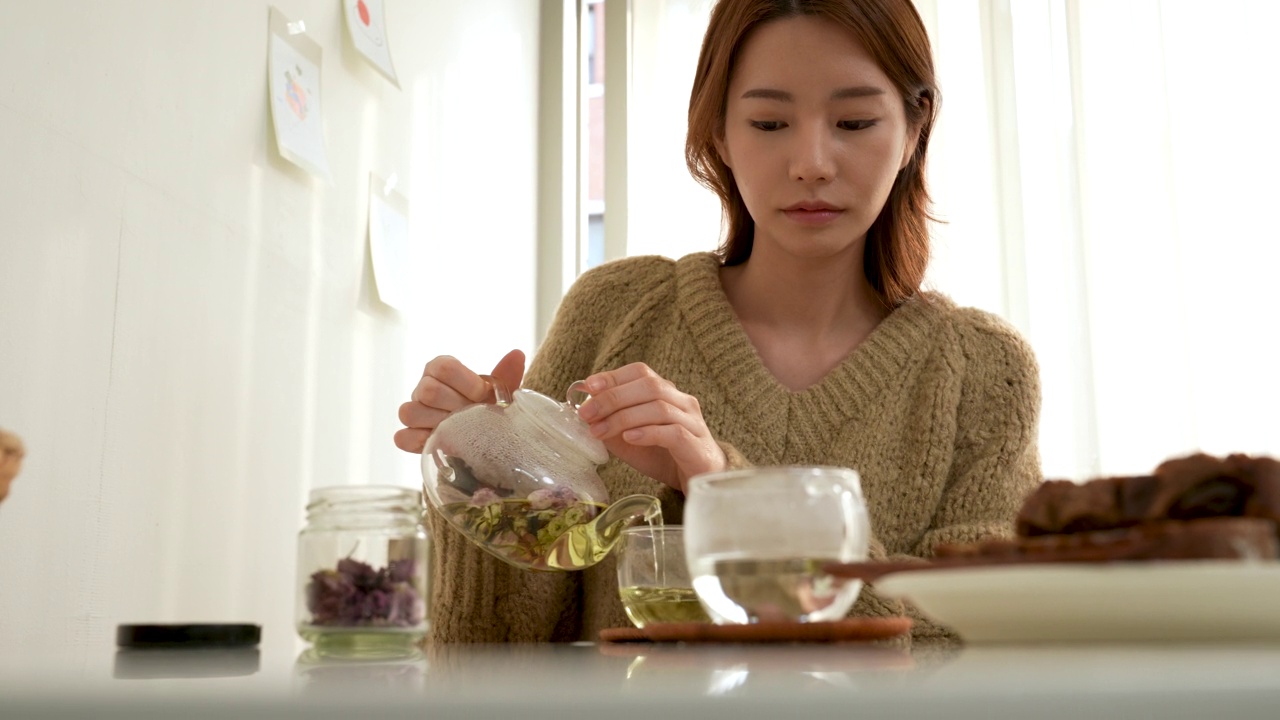 生活方式，房子，茶道-年轻女子喝茶拿着茶杯视频下载