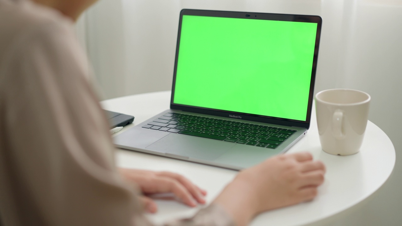 学生们在家里使用绿屏笔记本电脑。视频素材