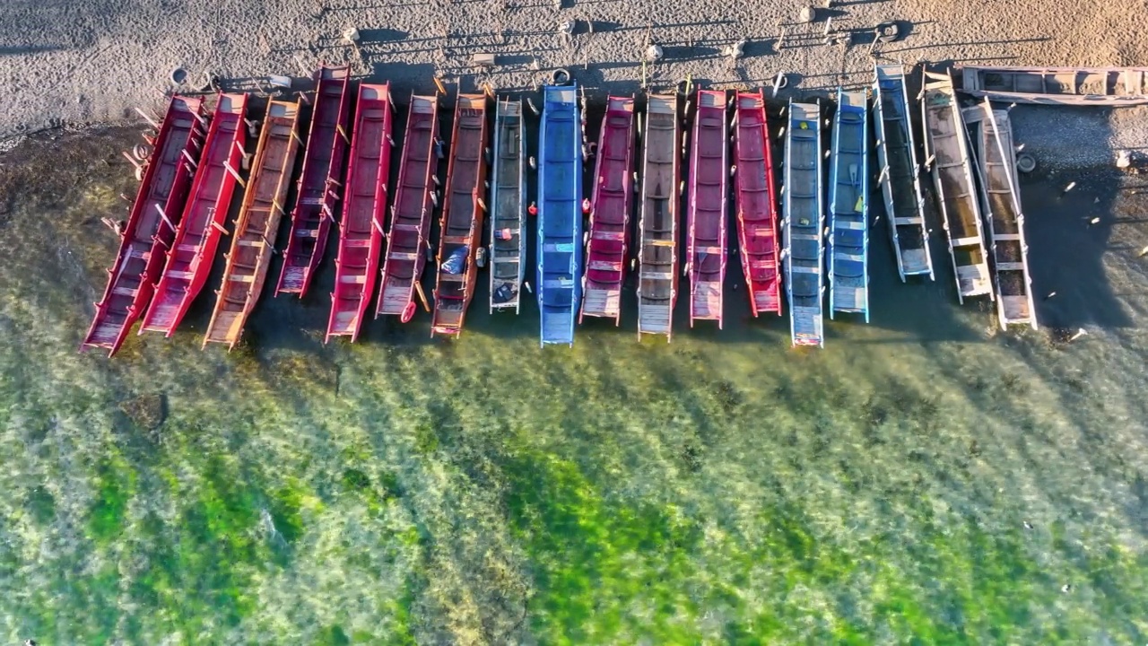 独木舟漂浮在清澈的泸沽湖上视频下载