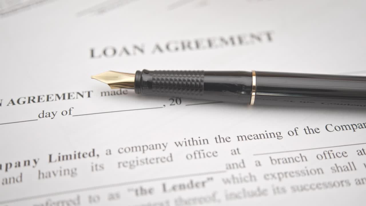 商业贷款协议或法律文件概念:钢笔在贷款协议纸上的形式。视频下载