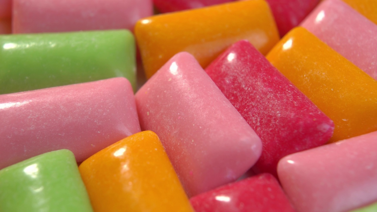 彩色的口香糖垫。丰富多彩的咀嚼糖果。宏视频下载