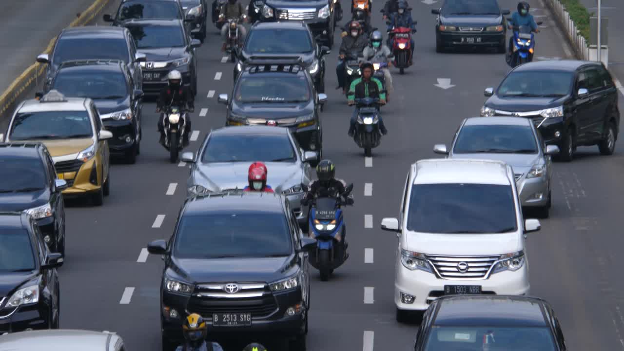 苏迪曼雅加达高速公路上拥挤的交通视频下载