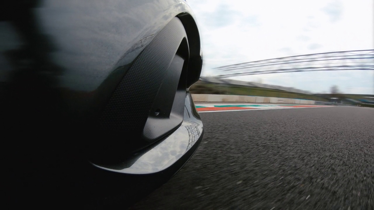跑车行驶在赛道上，汽车前端的特写视图视频素材