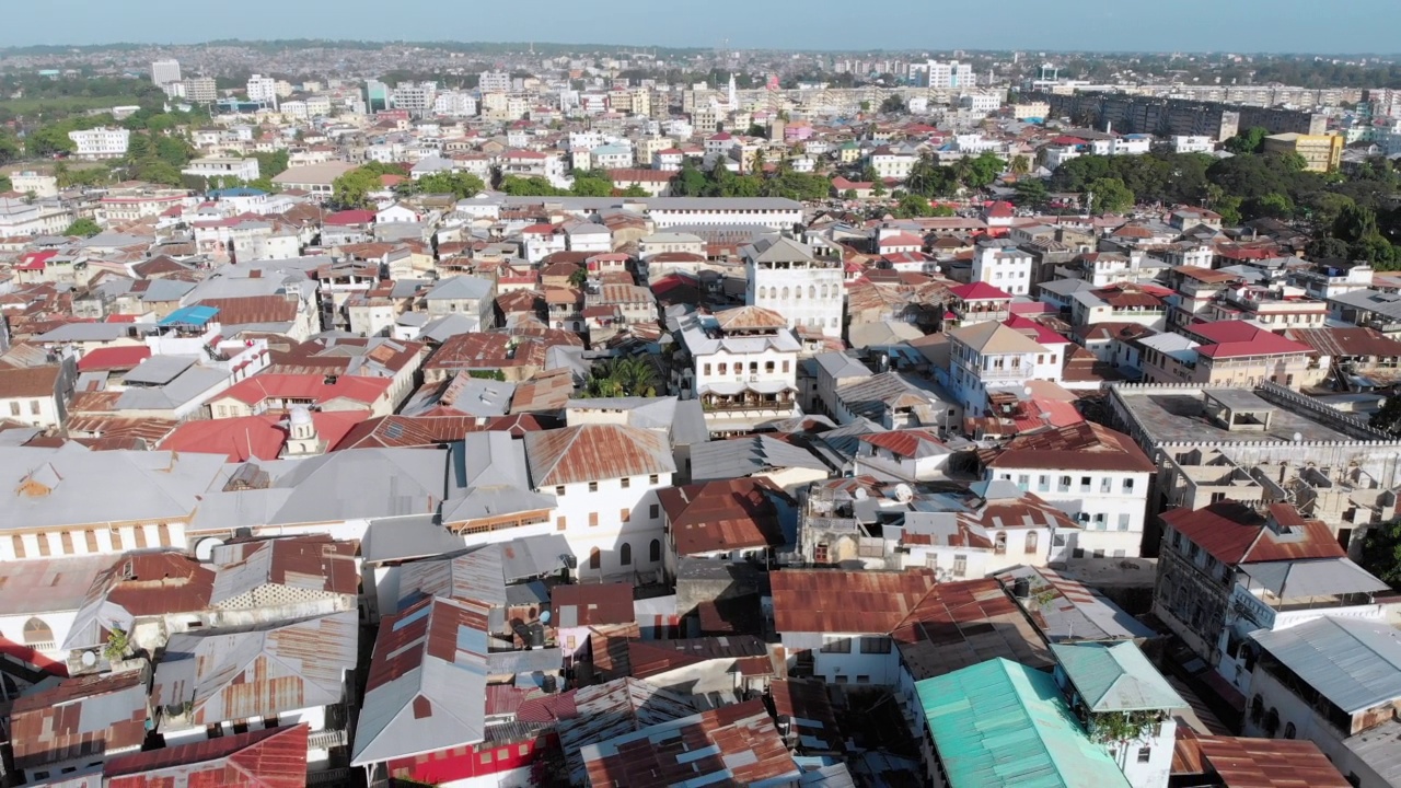 鸟瞰石头镇，桑给巴尔市，贫民窟的屋顶和贫穷的街道，非洲视频下载