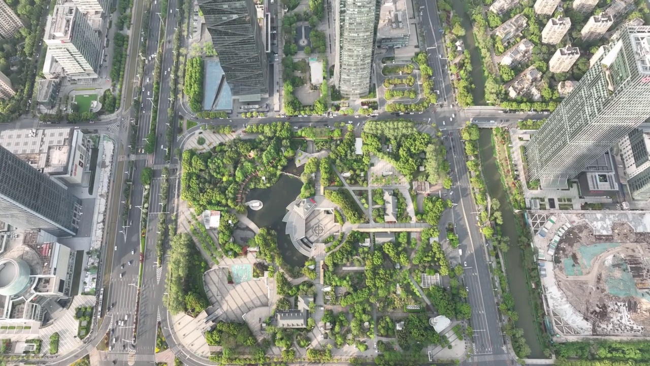 城市中绿色公园的鸟瞰图视频下载
