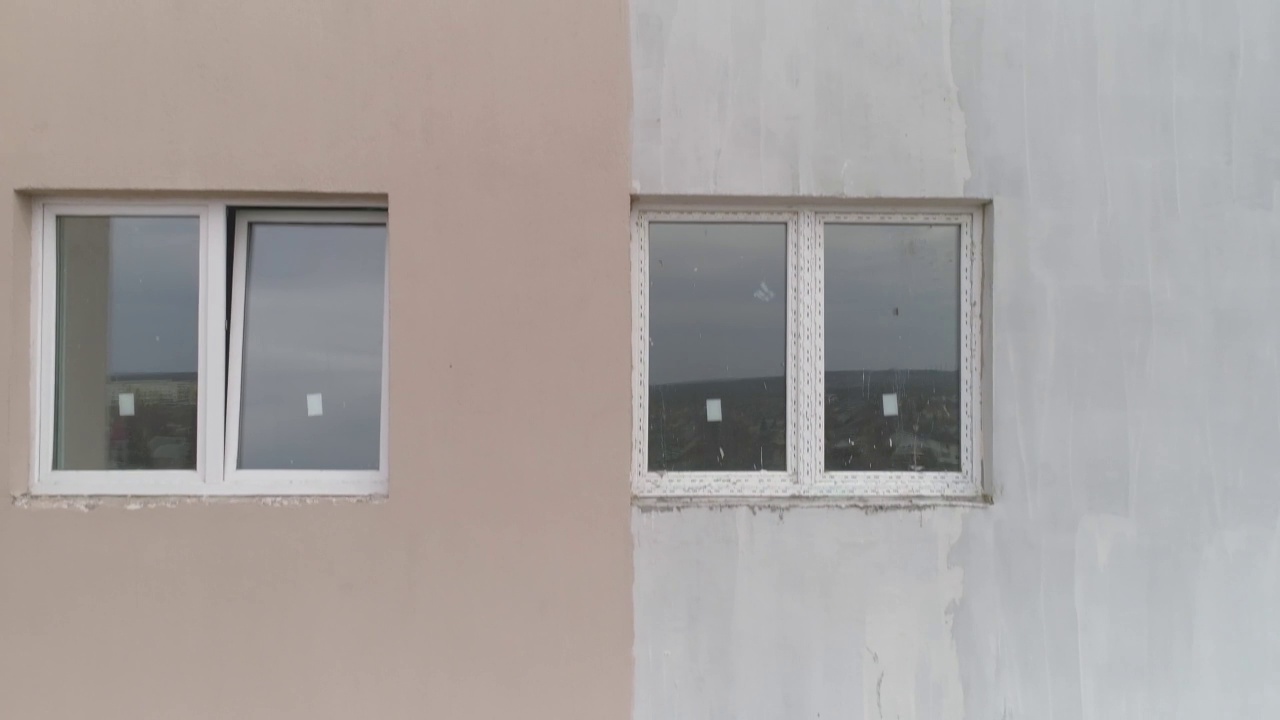 一幢多层公寓建筑工地的鸟瞰图视频下载