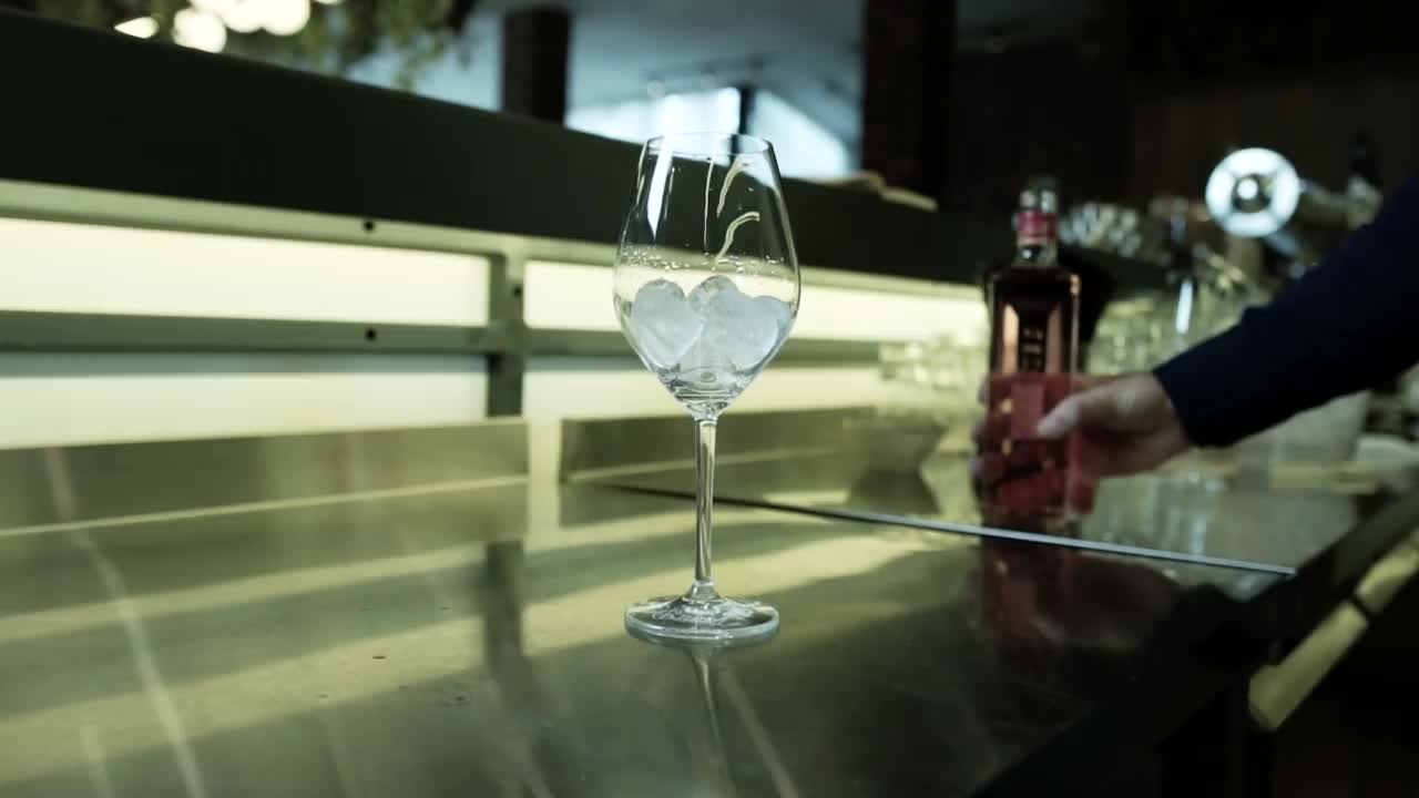 倒饮料在玻璃stock视频视频素材