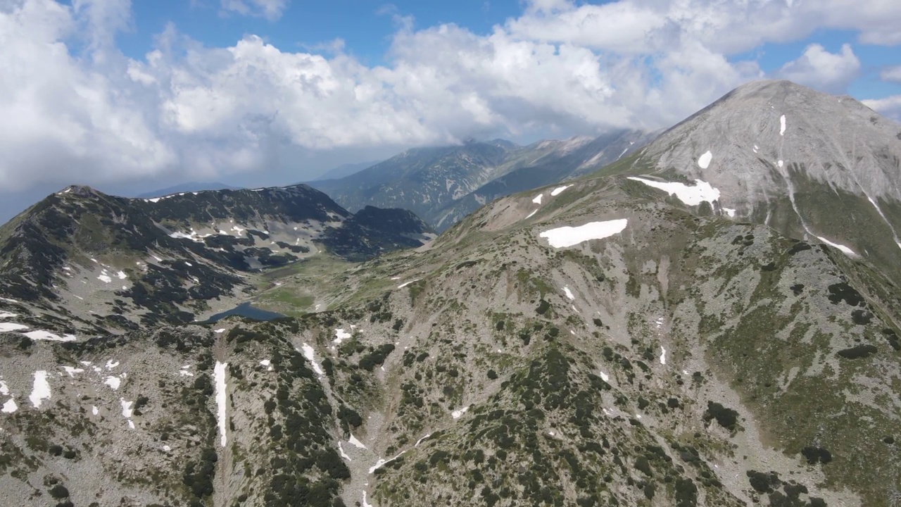 保加利亚穆拉托夫峰附近的皮林山鸟瞰图视频素材