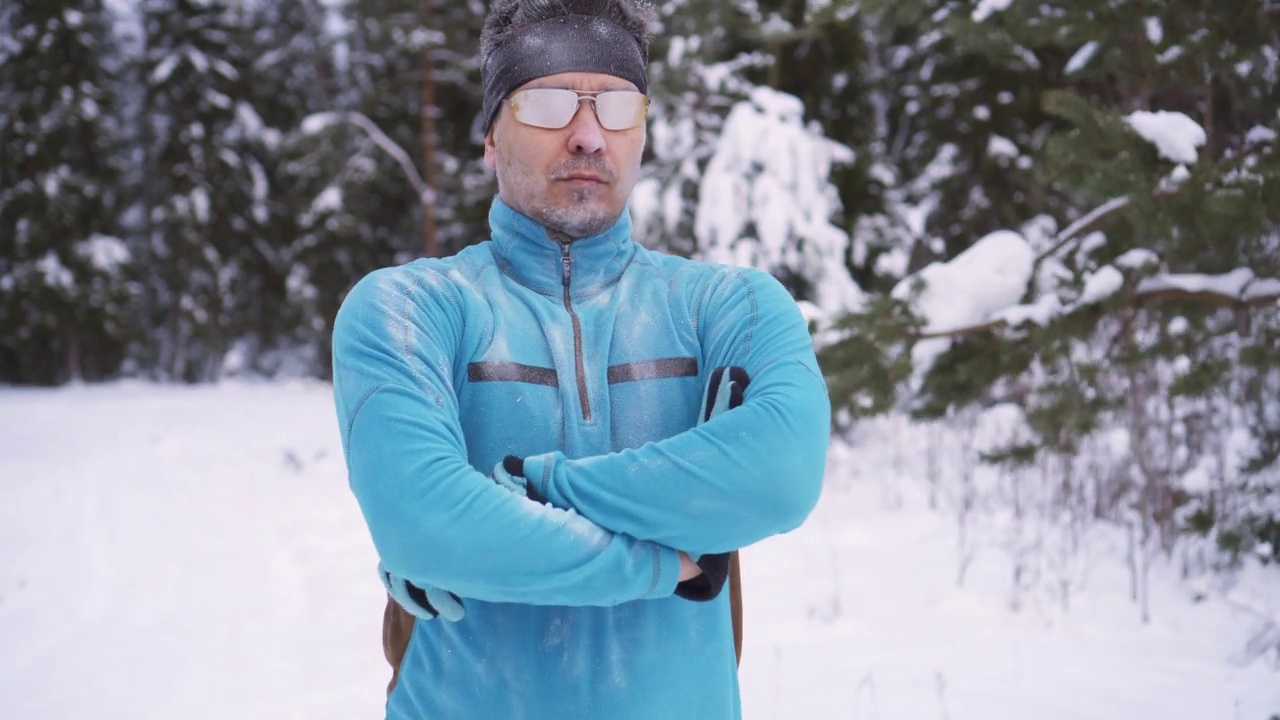 肖像冻结运动运动员男子，肖像运动员在冬天，跑步在寒冷的时间，冬季运动视频下载