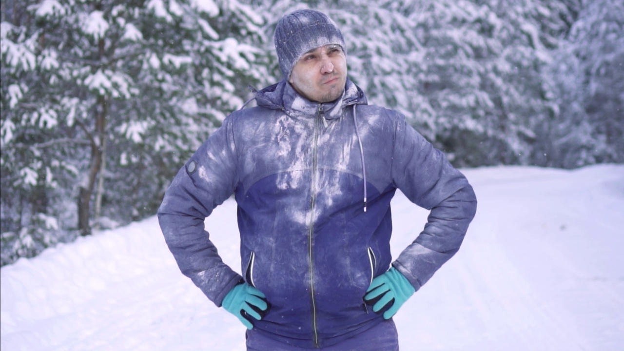 肖像的情感体现在一个男人在冬日的森林里，一个沉思的冰冻的男人视频下载
