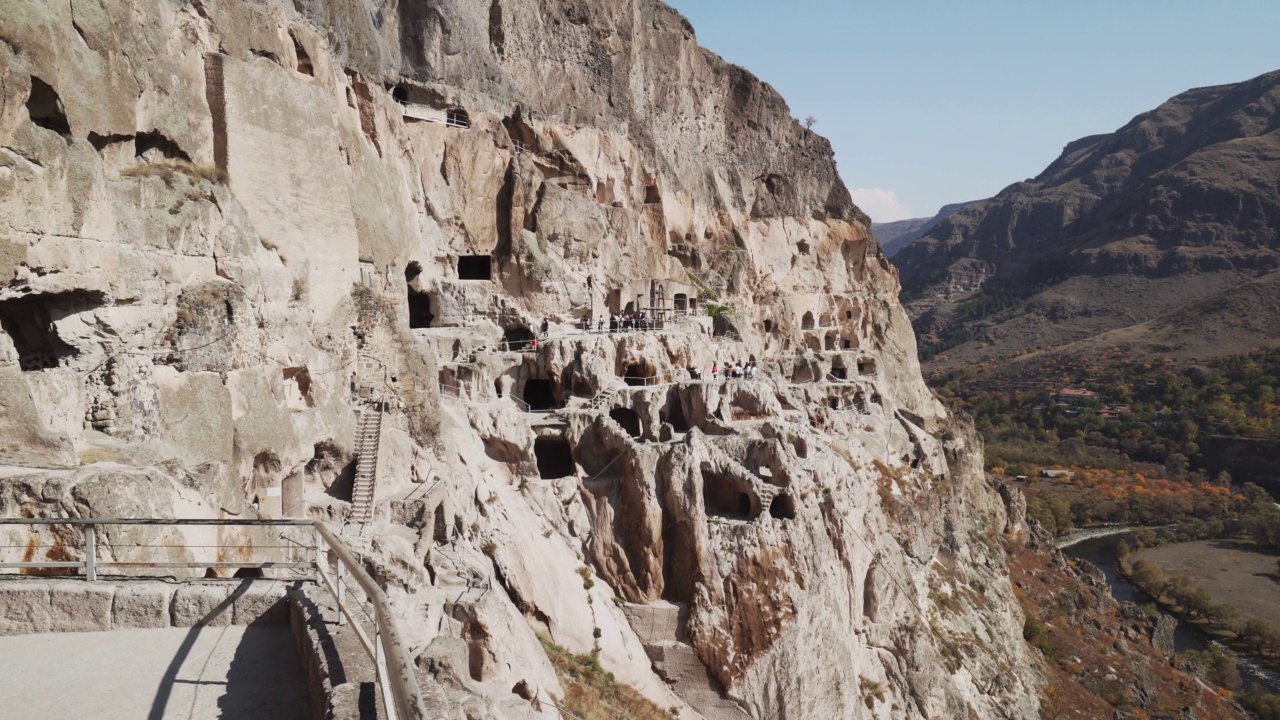 揭示格鲁吉亚古代洞穴修道院的全景视频素材