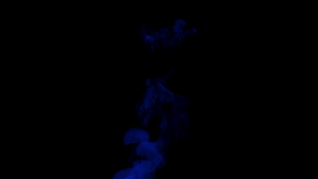 蓝色蒸汽在黑色背景在慢动作。视频素材