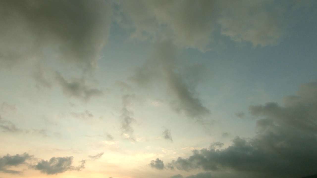 美丽的普遍云景背景的视频时间推移，移动多云视频素材