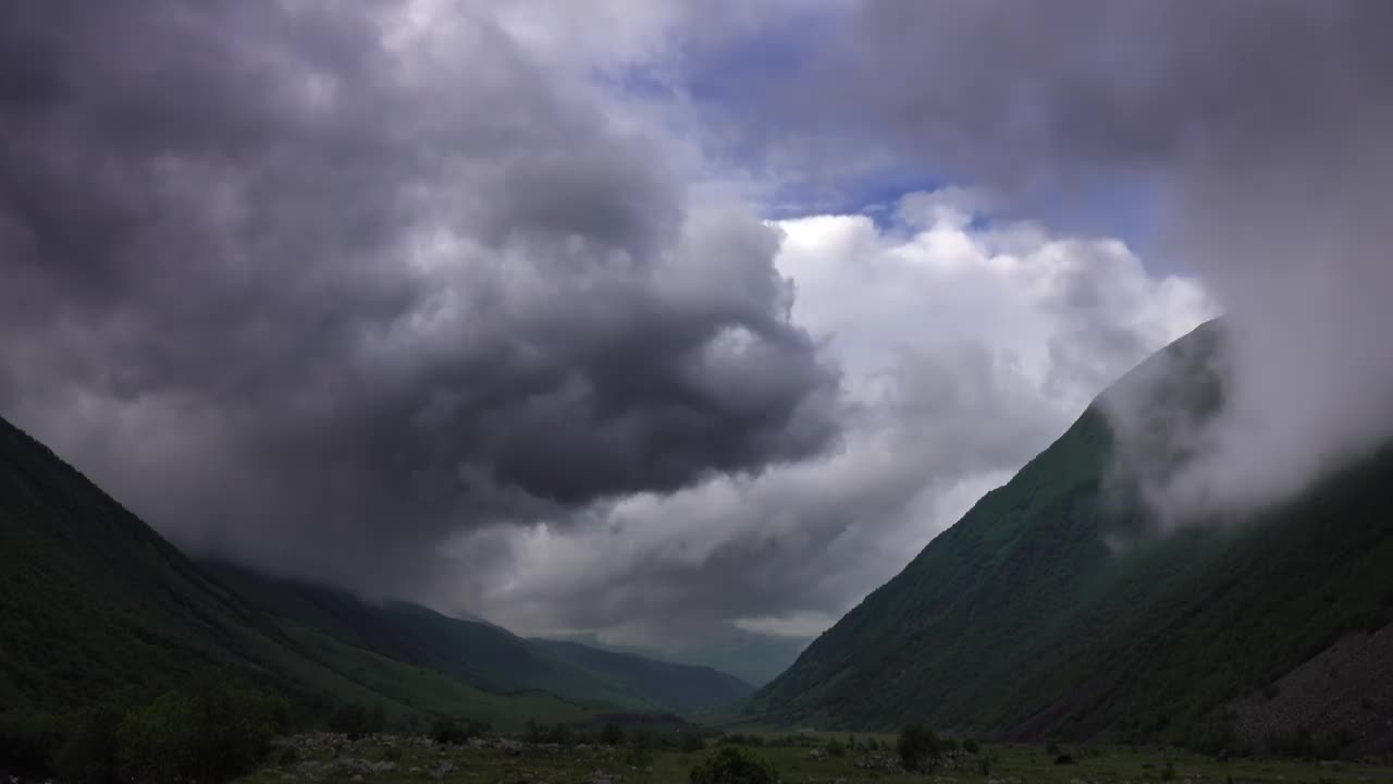 山脉中快速移动的云彩视频素材