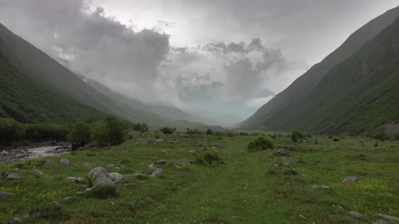 山脉中快速移动的云彩视频素材