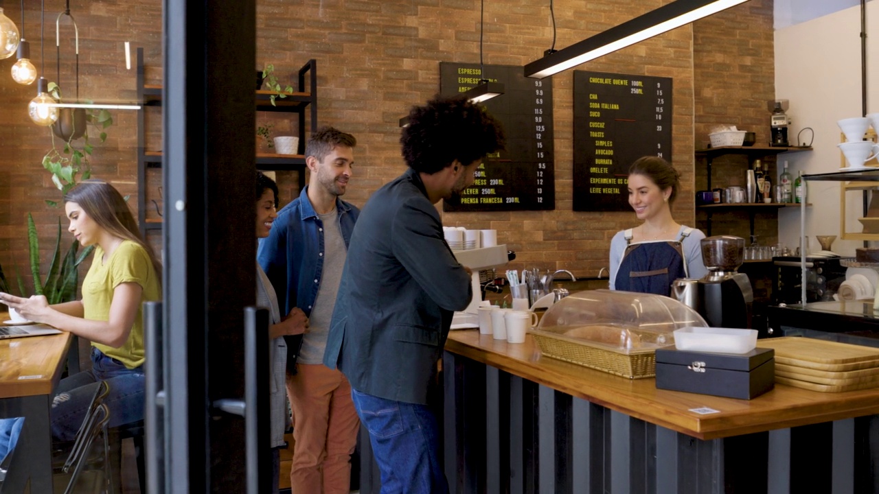 在自助餐厅购买咖啡的形形色色的顾客视频素材