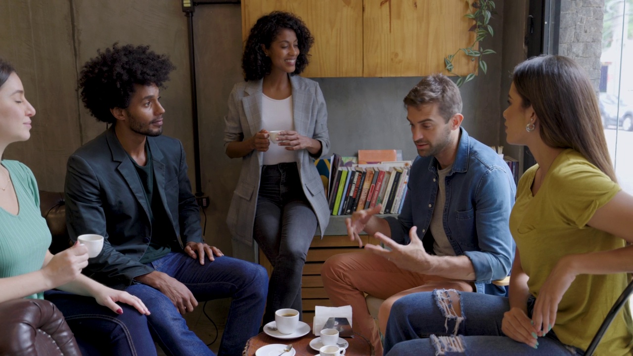 一群巴西朋友在咖啡馆边喝咖啡边聊天视频下载
