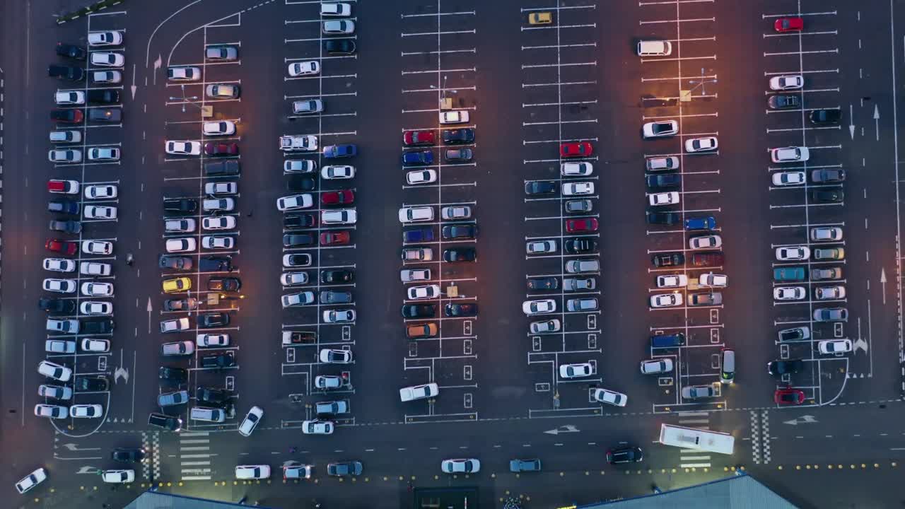 俯视图的商场停车场与汽车视频素材