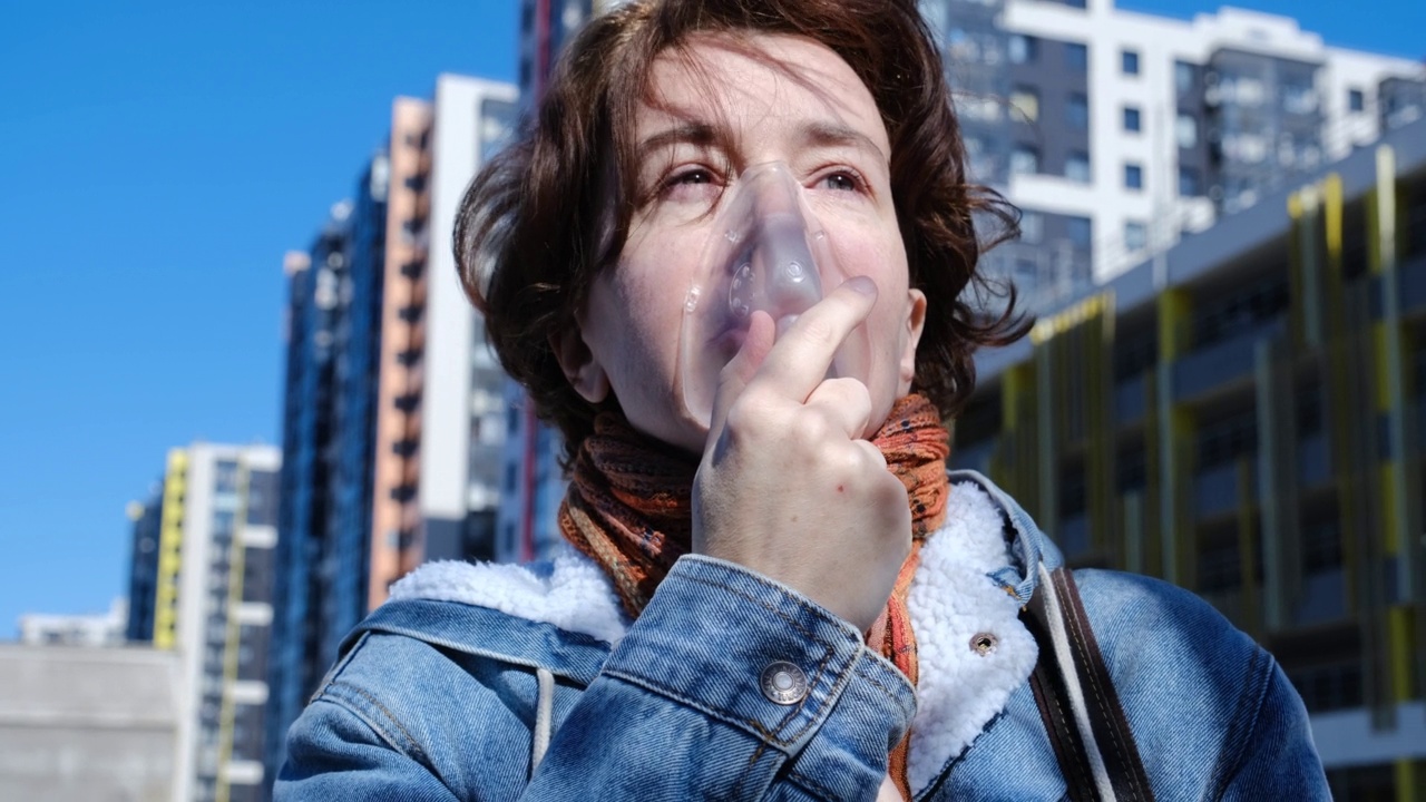 一个女人在城市里戴着氧气面罩视频下载