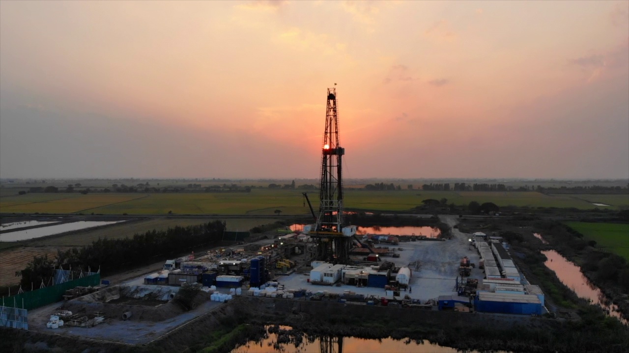 夕阳下油田的石油钻井平台视频下载