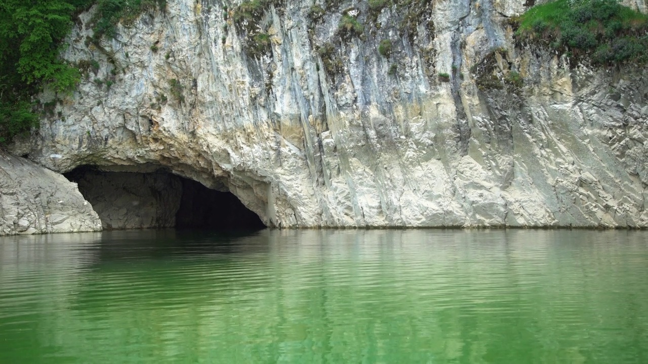 湖上的洞穴入口视频下载
