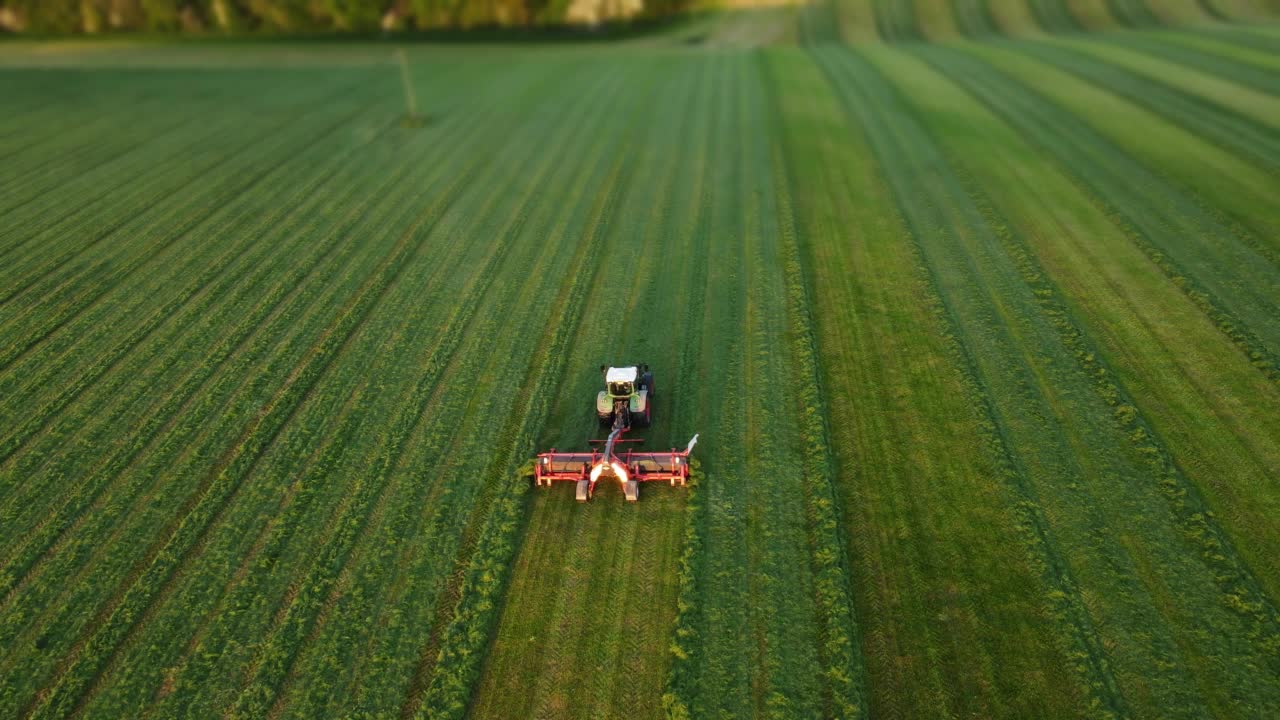 无人机拍摄的农民在拖拉机上耕作的农田，全景景观农田天空与云视频素材