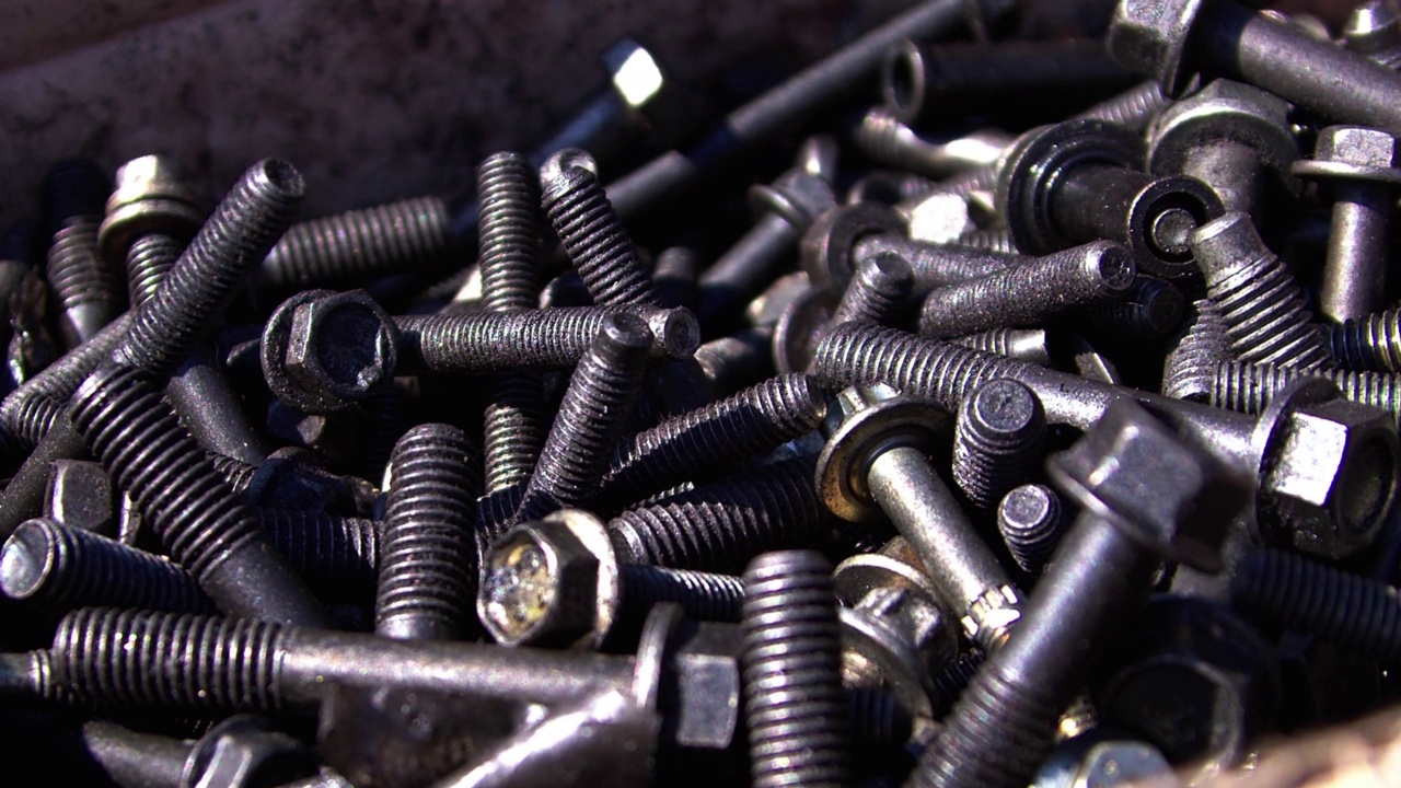 关闭许多使用生锈和油腻的旧汽车工业螺栓螺钉视频下载
