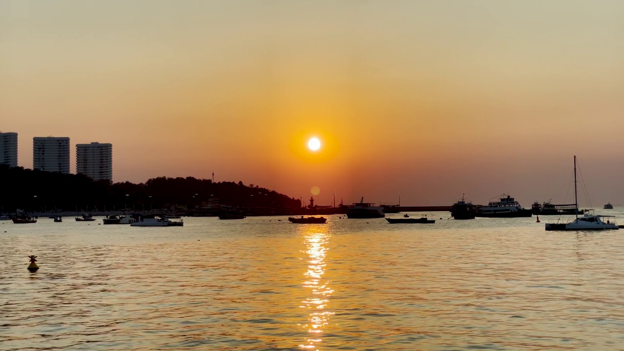 4k日落创造了戏剧性的美丽天空反射在海滨港口的温柔的波浪。为泰国旅游，度假，健康和健康营销主题建立异国情调的镜头和概念片视频素材