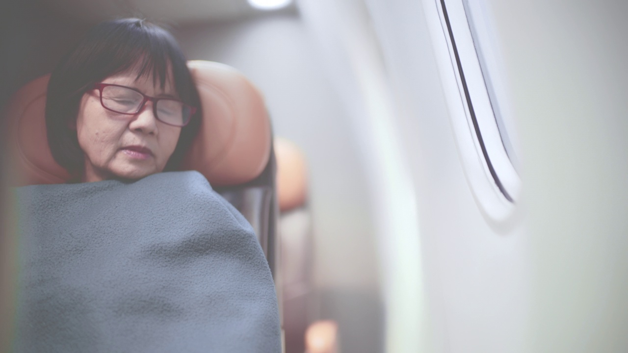 正在小睡，飞机上的乘客视频素材