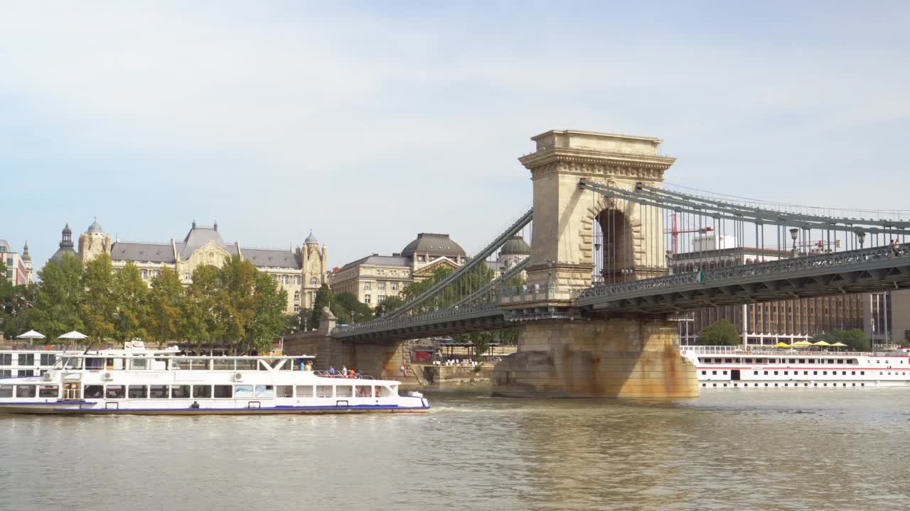 布达佩斯多瑙河和铁链桥视频素材