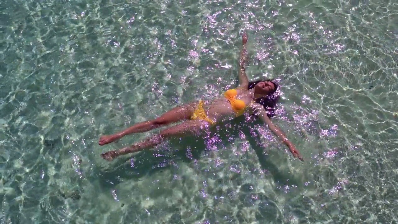 在马尔代夫，一名女子漂浮在水上视频素材