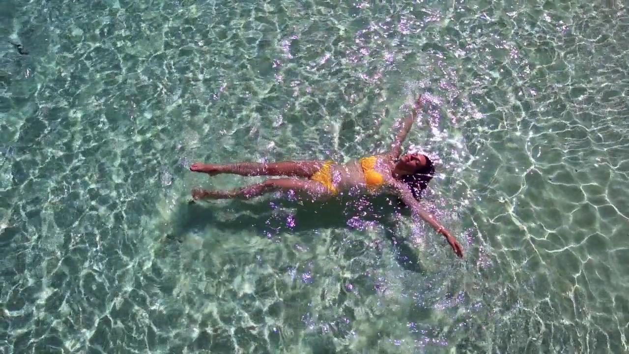 在马尔代夫，一名女子漂浮在水上视频素材